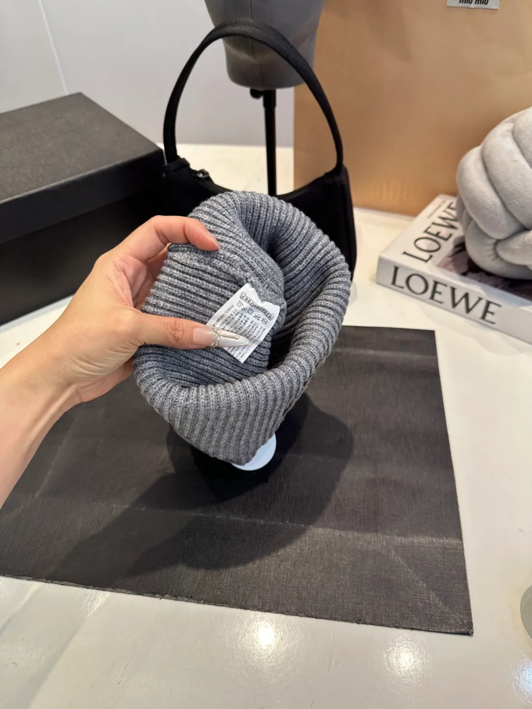 P46 Crow Heart Wool Hat, too flattering for your face. No matter you have a long face, a round face or a square face, you can easily wear it because the hat is very thick, so your face looks small, delicate and cute. Fashionable street style, recommended hat for autumn and winter.